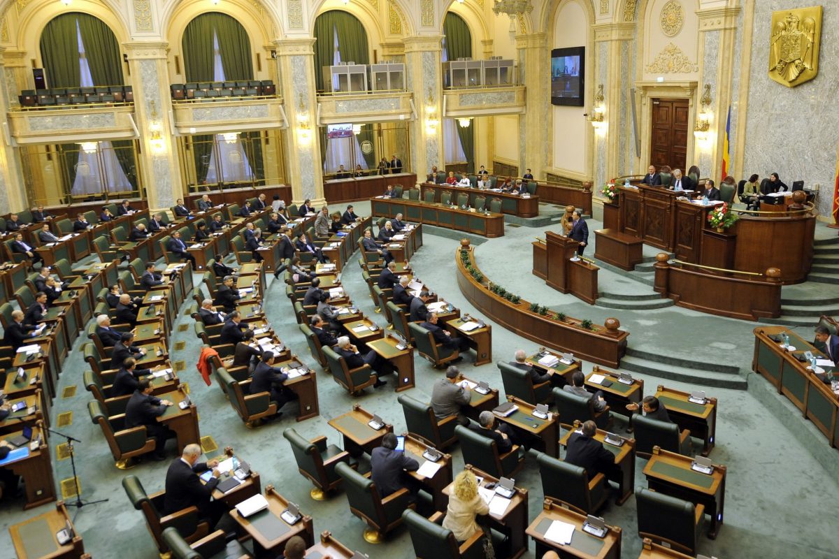 Parlamentarii primesc spor de periculozitate din cauza antenei de pe Casa Poporului